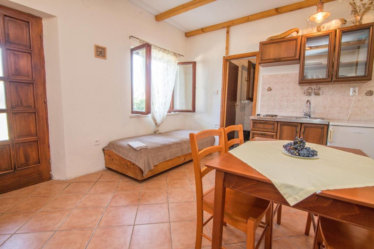 Apartments Luka Убли Экстерьер фото