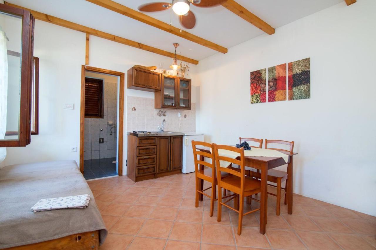 Apartments Luka Убли Экстерьер фото